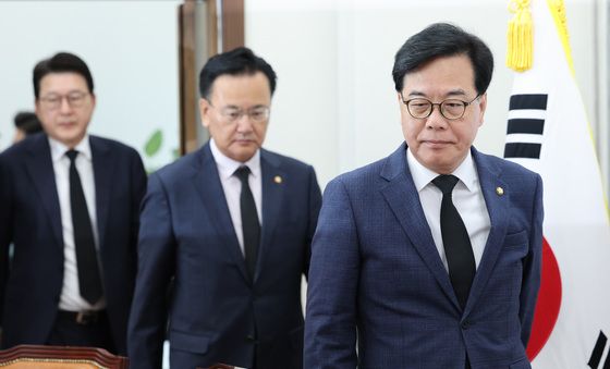 최고위원회의 참석하는 송언석