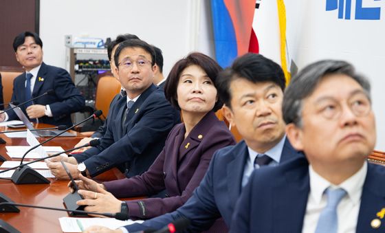 '가짜 돈다발' 영상 바라보는 한병도 원내대표