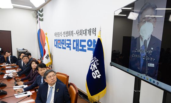 이재명 대통령 경기지사 시절 '가짜 돈다발' 관련 영상 바라보는 민주당