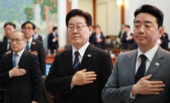 수석보좌관회의, 국민의례 하는 이재명 대통령