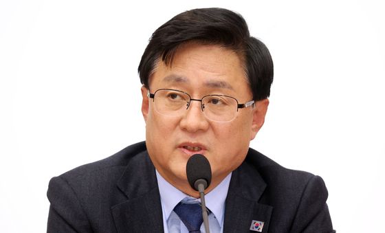 동주택 내 전기차 충전시설 관련 발언하는 김성환 장관