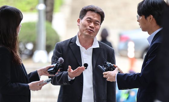 취재진 질문에 답하는 전한길