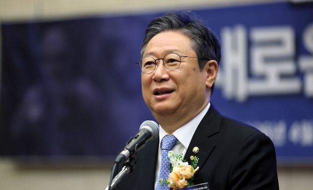 시대포럼 축사 하는 황희 의원