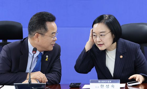 대화하는 민병덕 위원장·한성숙 장관