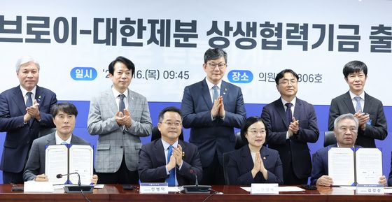 손뼉 치는 민병덕 위원장·한성숙 장관