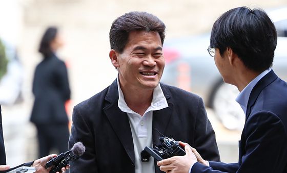 취재진 질문에 답하는 전한길