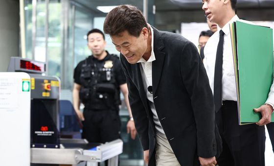 지지자들에게 인사하는 전한길