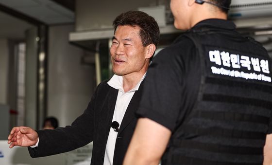 지지자들에게 인사하는 전한길