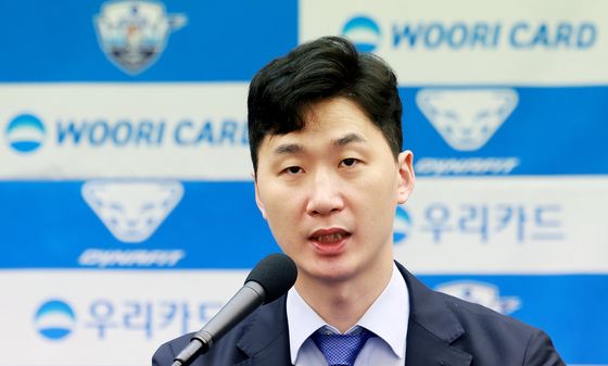 취재진 질문에 답하는 박철우 감독