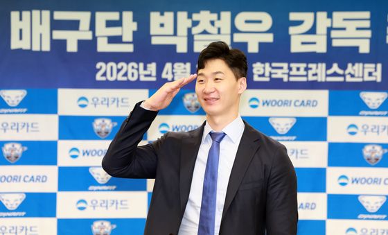 감독 취임식 세리머니하는 박철우 신임감독