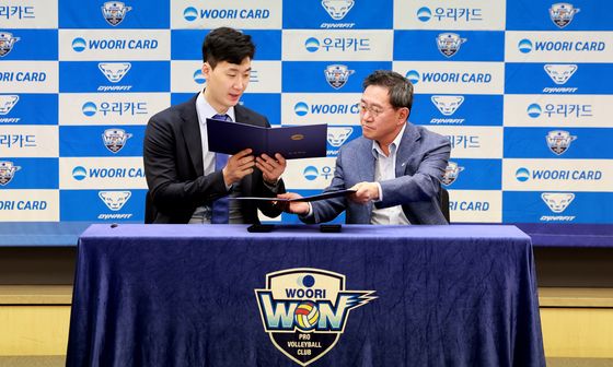 계약서 교환하는 박철우 신임감독과 진성원 구단주