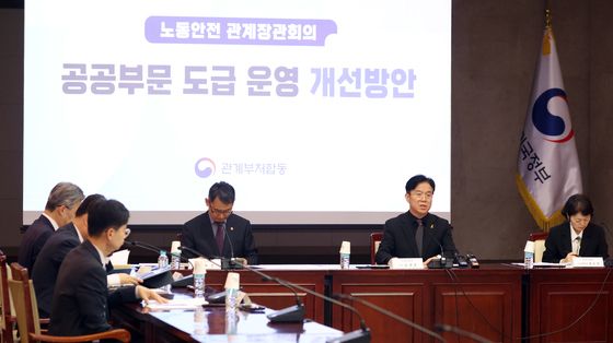 노동안전 관계장관회의 주재하는 김영훈 장관