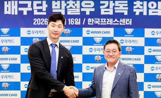 진성원 구단주와 악수 나누는 박철우 신임감독