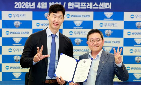 포즈 취하고 기념촬영하는 박철우 신임감독과 진성원 구단주