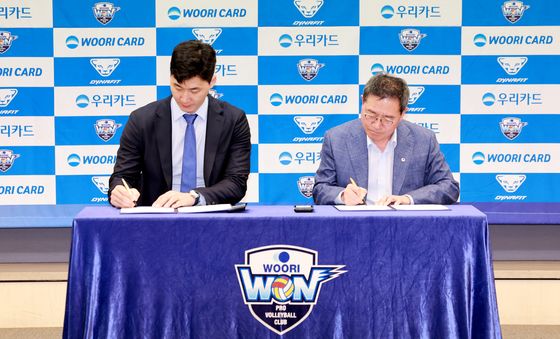 계약서에 싸인하는 박철우 신임감독과 진성원 구단주