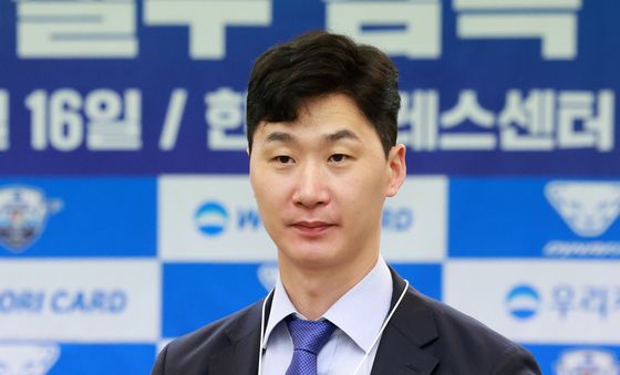 우리카드 사원증 목에 건 '박철우 신임감독'