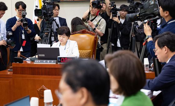 의사봉 두드리는 서영교 위원장