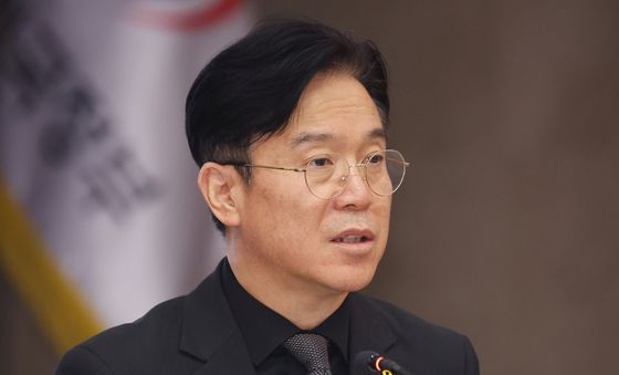 세월호 희생자 12주기, 추모 배지 단 김영훈 장관