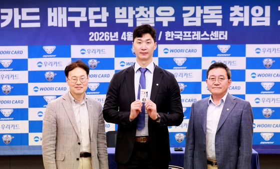 우리카드의 지휘봉 잡은 '박철우 신임감독'