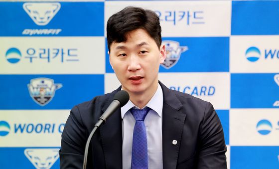 취재진 질문에 답하는 박철우 신임감독