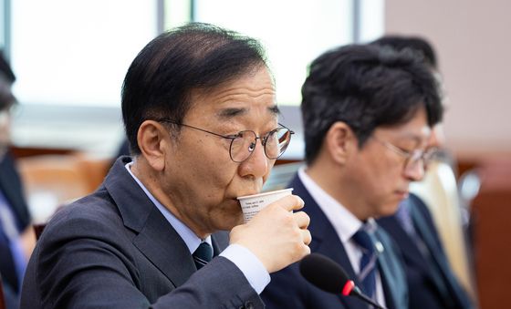 물 마시는 김윤덕 국토교통부 장관