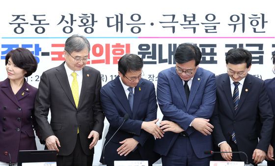 손 맞잡는 한병도·송언석