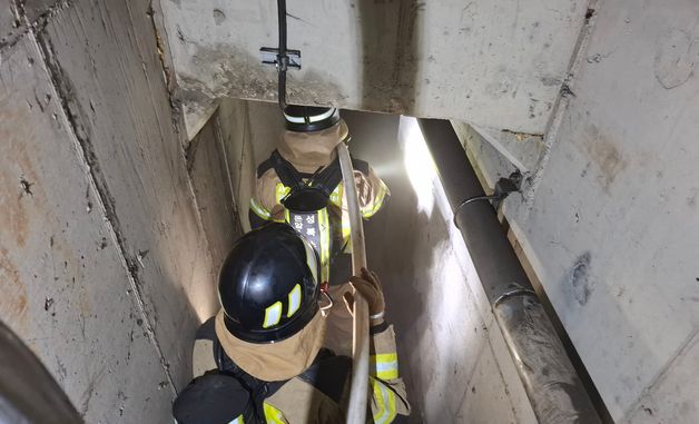 전력구 내부 진입하는 소방대원들