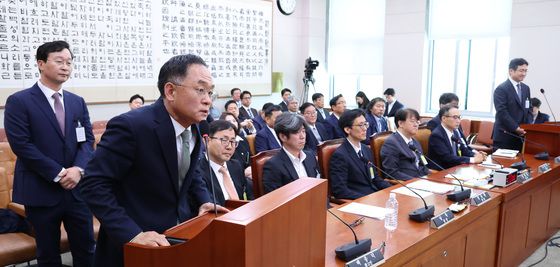 의원 질의 답변하는 강백신 검사