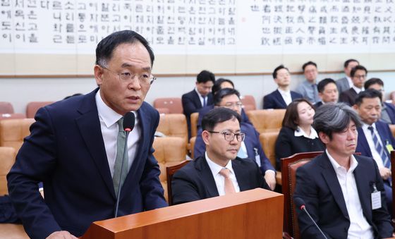 남욱 앞에서 답변하는 강백신 검사