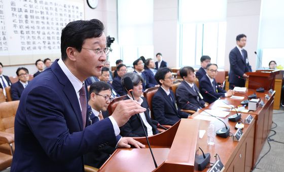 답변하는 송경호 전 서울중앙지검장