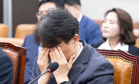 눈가 만지는 김태훈 검사장