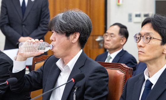 목 축이는 남욱