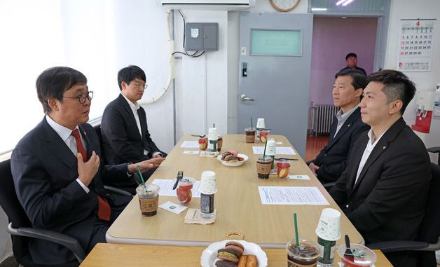 최휘영 장관, 유승민 대한체육회장 면담