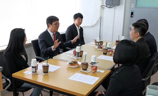유승민 대한체육회장 면담하는 최휘영 장관
