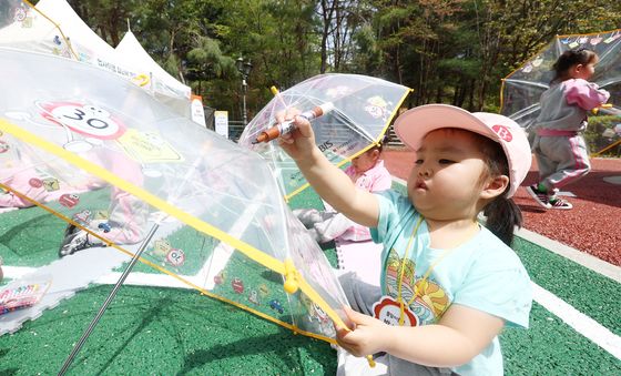 고사리 손으로 꾸미는 '안전우산'