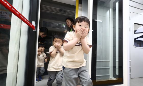 '지하철에서 화재가 발생하면 입과 코를 막아요!'