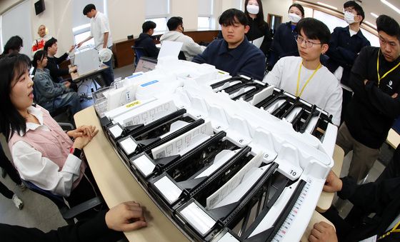 '6·3 지방선거' 투표지 분류기 시연