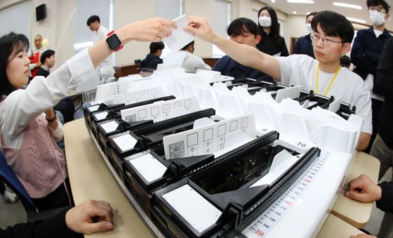 '6·3 지방선거' D -48, 투표지 분류기 시연