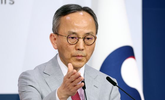 질문받는 박일 외교부 대변인