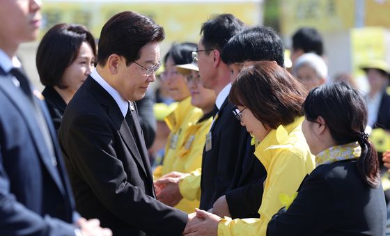 세월호 유가족과 인사하는 이재명 대통령