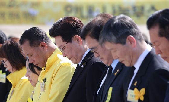 이재명 대통령 '세월호 희생자 향한 묵념'