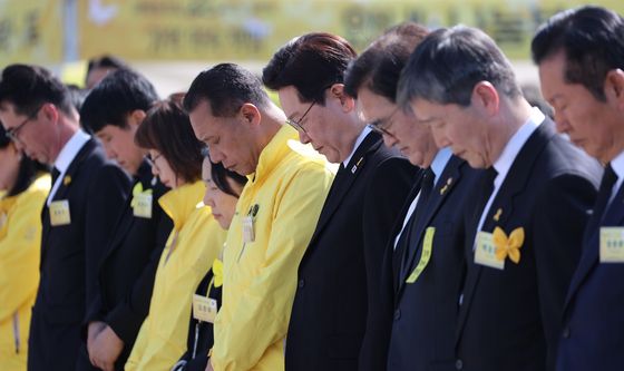 이재명 대통령 '세월호 희생자 향한 묵념'