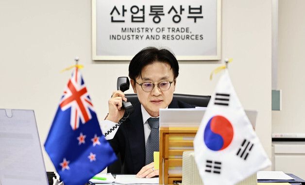 뉴질랜드 에너지 장관과 통화하는 김정관 장관