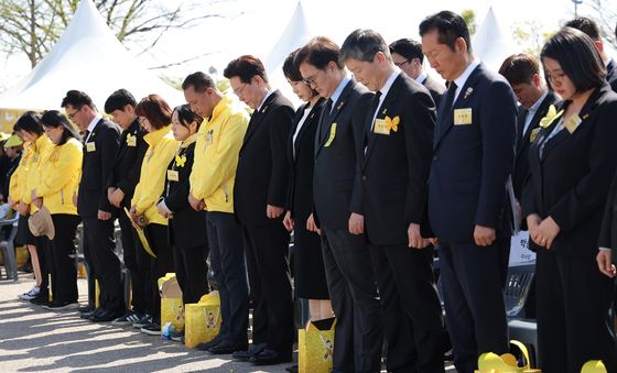 세월호 희생자 향한 묵념하는 이재명 대통령