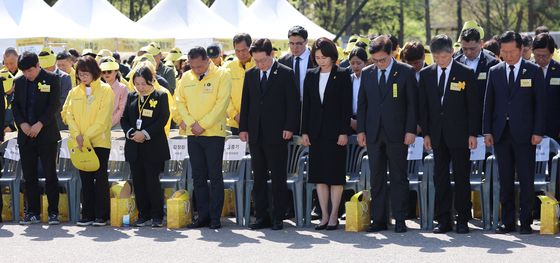 세월호 희생자 향한 묵념하는 이재명 대통령