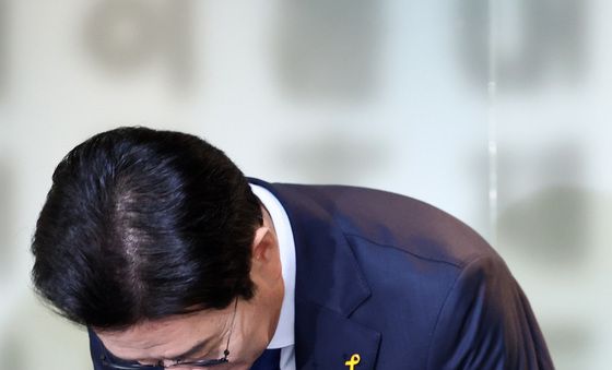 고개 숙여 인사하는 정원오