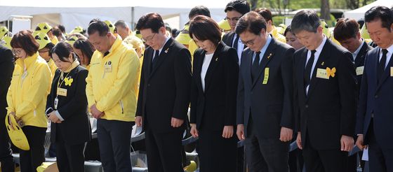 이재명 대통령·김혜경 여사 '세월호 희생자 향한 묵념'