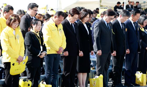 이재명 대통령 부부, 세월호 참사 12주기 기억식 묵념