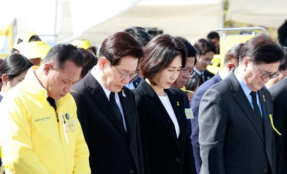 이재명 대통령 부부, 세월호 참사 12주기 기억식 묵념