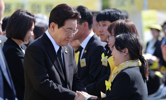 세월호 유가족과 인사하는 이재명 대통령